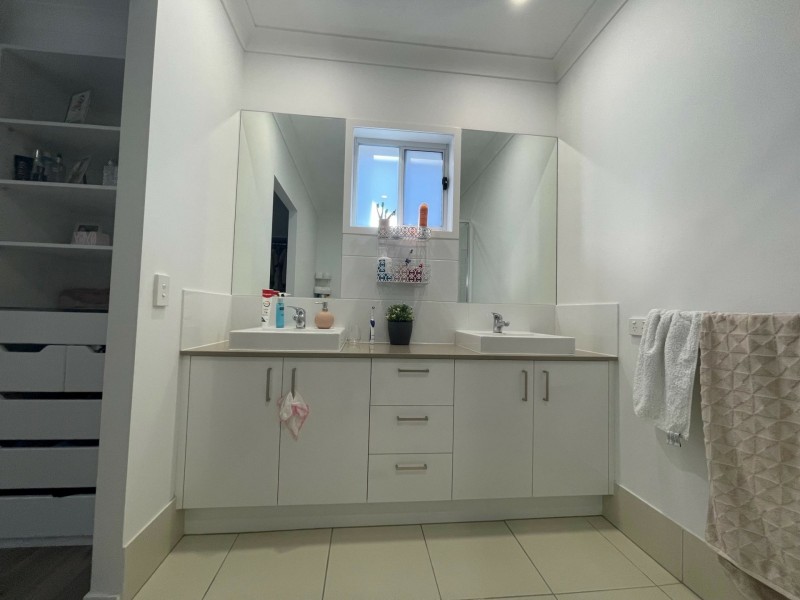 17 Devon Close, Pallara QLD 4110