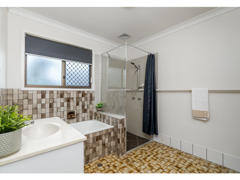 20 St Johns Way, Boronia Heights QLD 4124