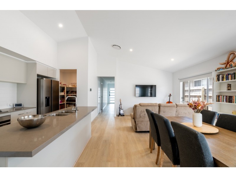 81 Pebble Creek Way, South Maclean QLD 4280