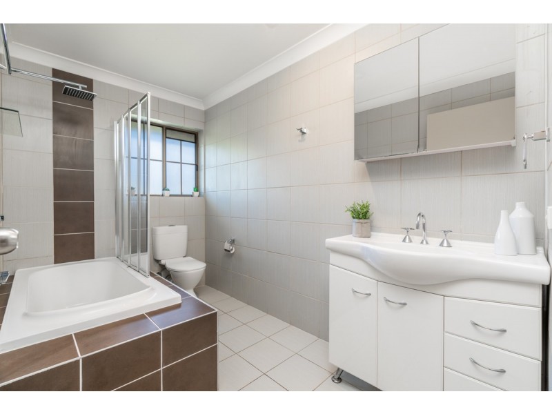 4 Lamberth Road East, Heritage Park QLD 4118