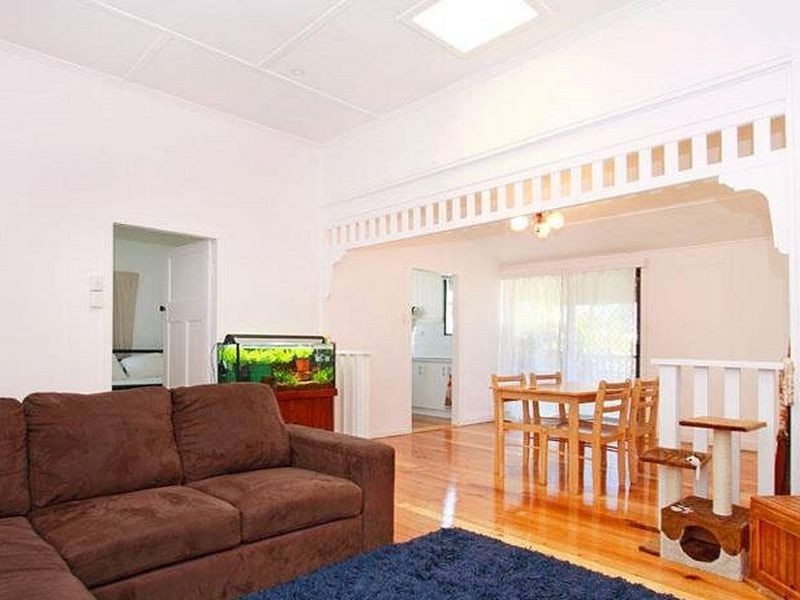 37 Henderson Road, Deagon QLD 4017