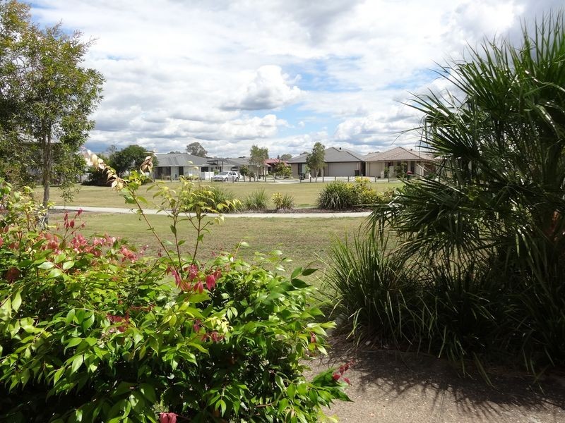 19 Daintree Park Way, Fitzgibbon QLD 4018