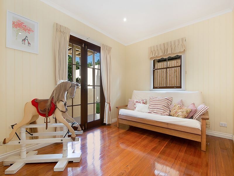 106 Malcolm Street, Hawthorne QLD 4171