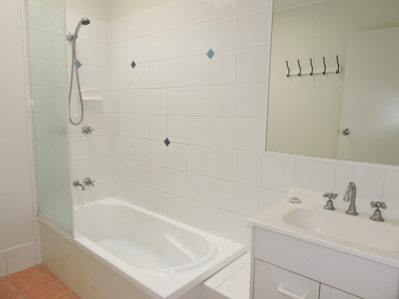 2/5 Curwen Terrace, Chermside QLD 4032