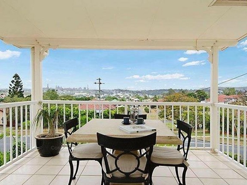 11 Wilgarning Street, Stafford Heights QLD 4053