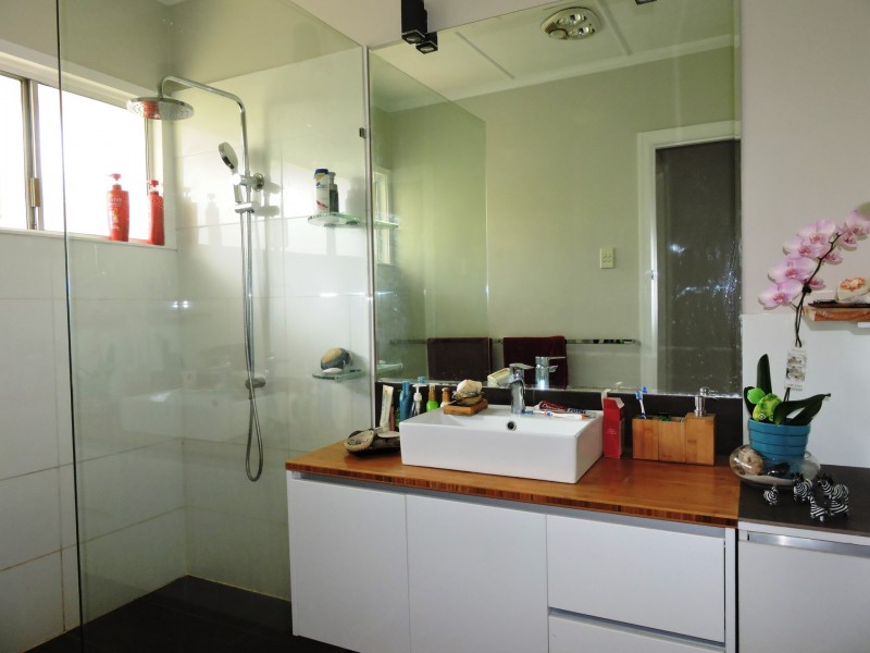 11 Wilgarning Street, Stafford Heights QLD 4053