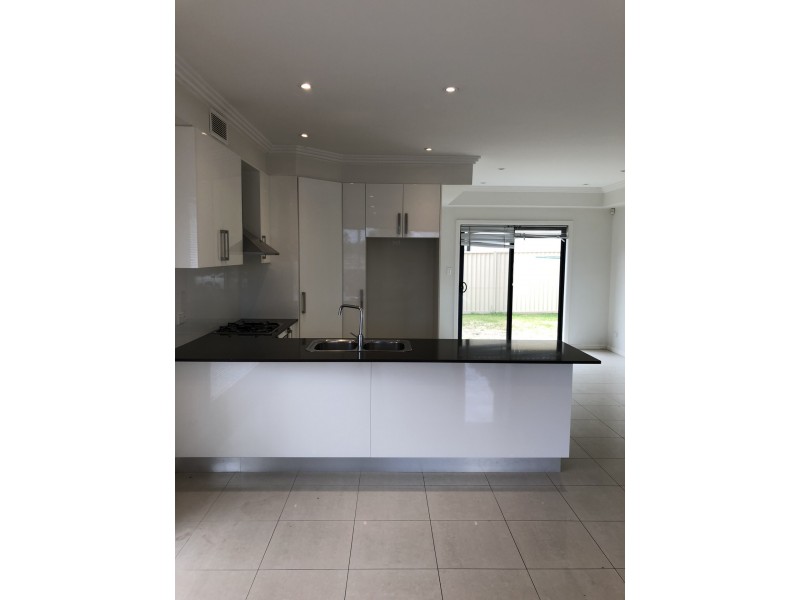 2/50 Clarendon Road, Peakhurst NSW 2210