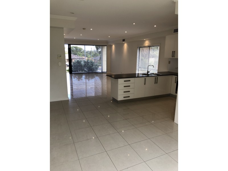 2/50 Clarendon Road, Peakhurst NSW 2210