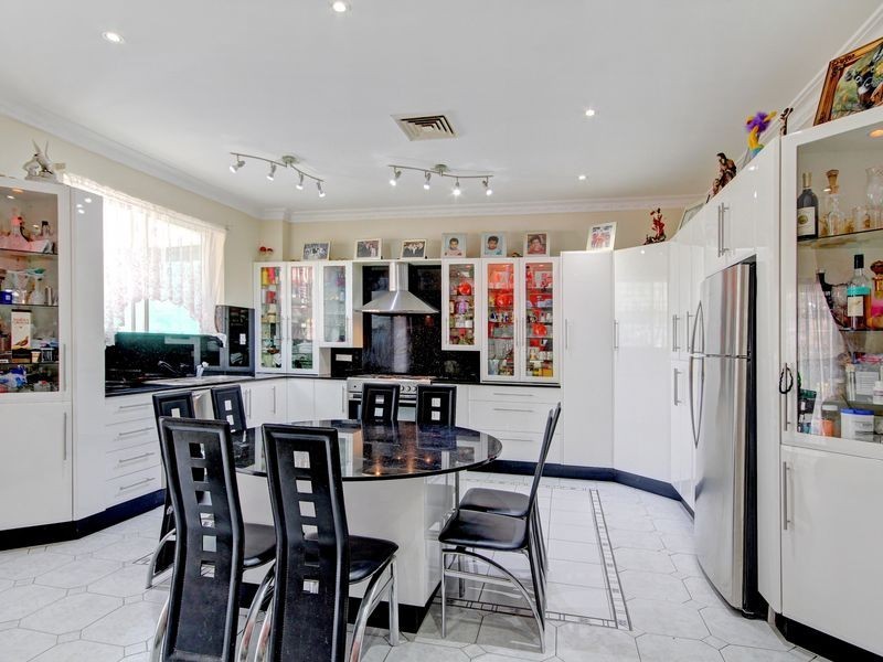 9 Clarendon Road, Peakhurst NSW 2210