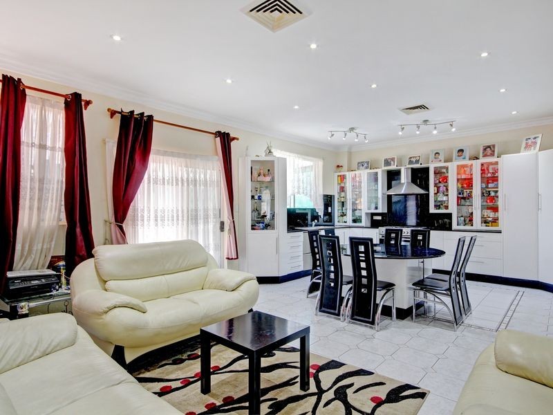 9 Clarendon Road, Peakhurst NSW 2210