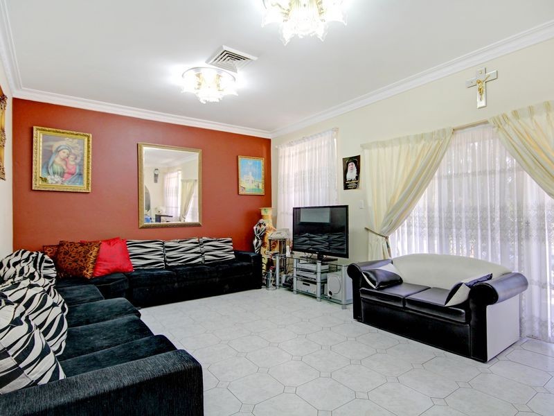 9 Clarendon Road, Peakhurst NSW 2210