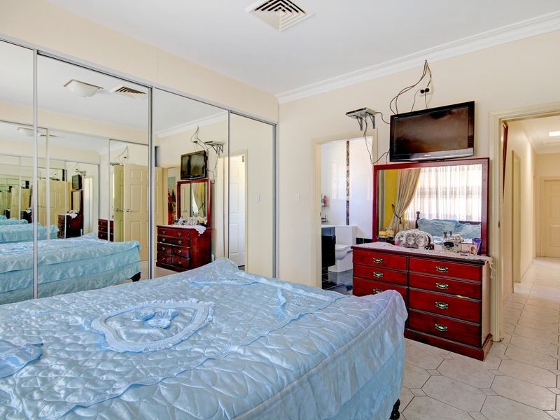 9 Clarendon Road, Peakhurst NSW 2210