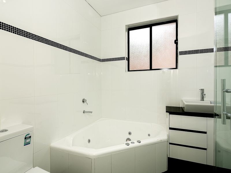 2/8 Charm Place, Peakhurst NSW 2210