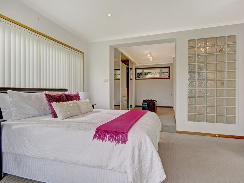 37 Grandview Cres, Lugarno NSW 2210