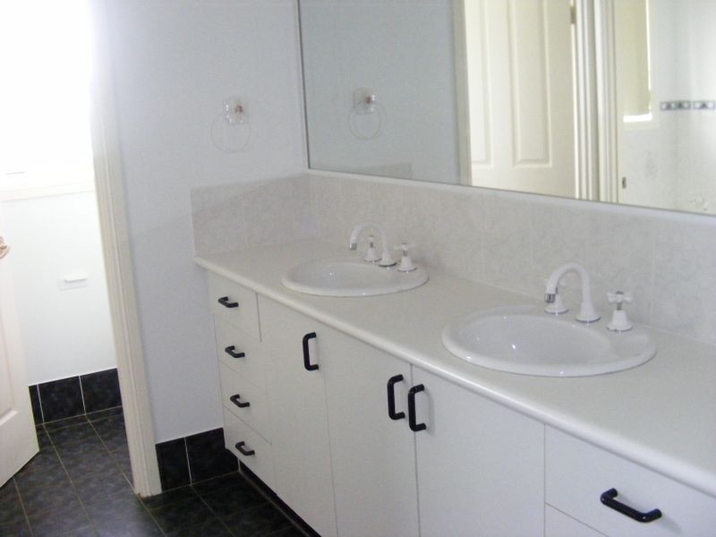 12 Samuel Place, Goulburn NSW 2580