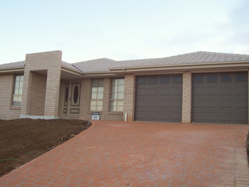 10 Barry Crescent, Goulburn NSW 2580