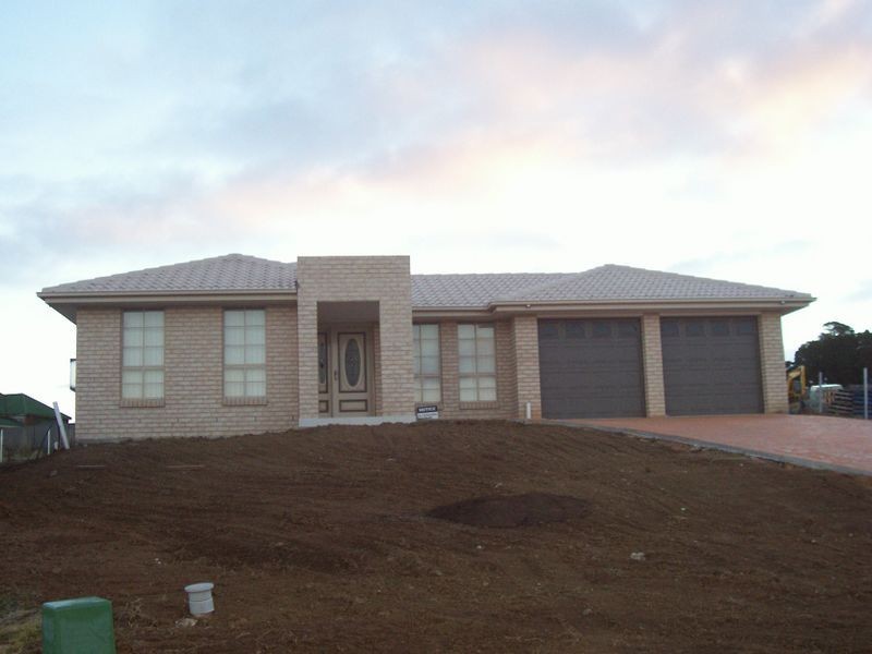 10 Barry Crescent, Goulburn NSW 2580