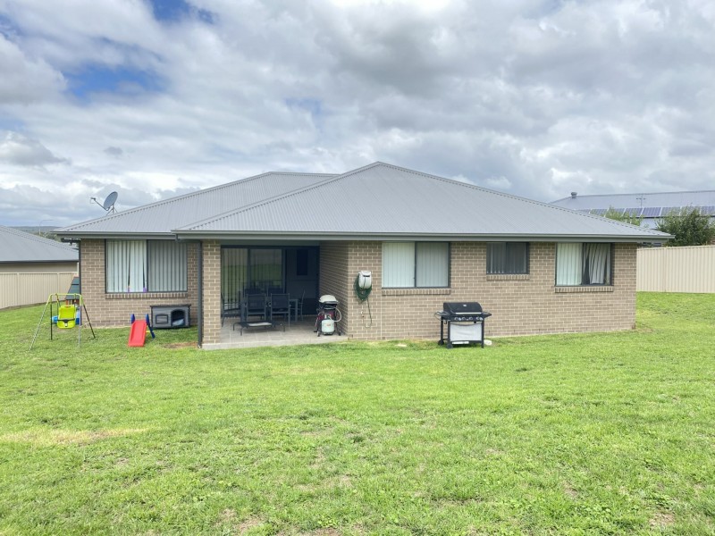8 Lucas Close, Goulburn NSW 2580