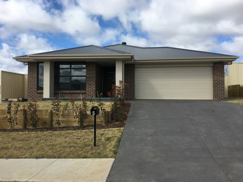 5 Swan Loop, Goulburn NSW 2580