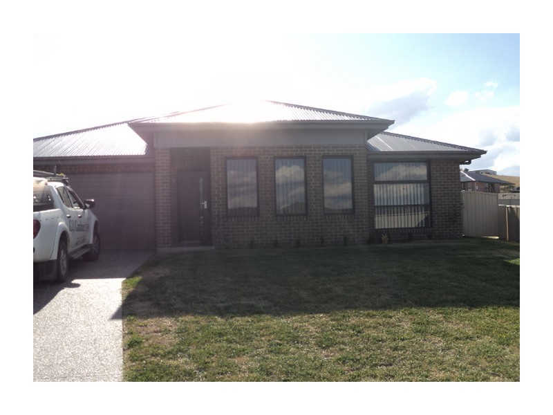 8 Lucas Close, Goulburn NSW 2580