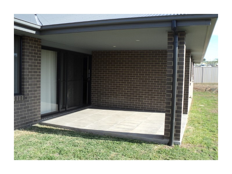 8 Lucas Close, Goulburn NSW 2580