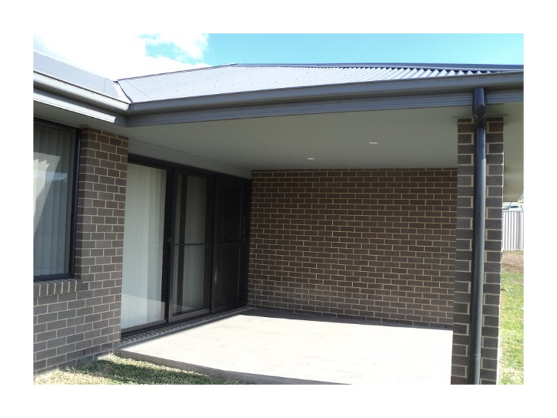 8 Lucas Close, Goulburn NSW 2580