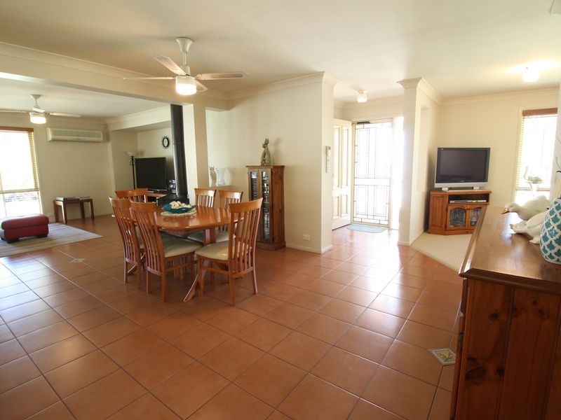 106 Windsor Drive, Mount Hallen QLD 4312