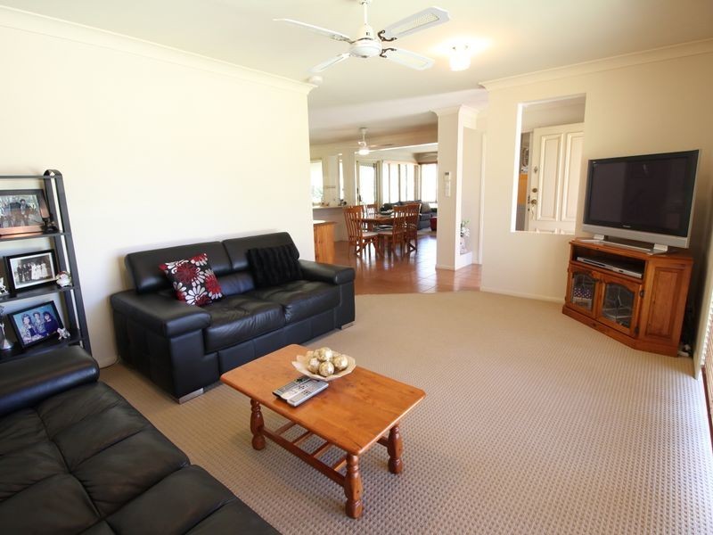 106 Windsor Drive, Mount Hallen QLD 4312