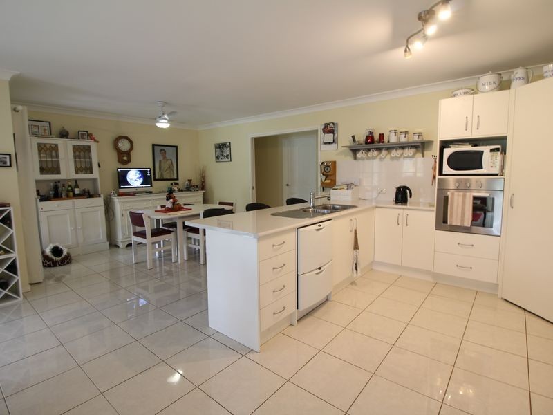 31 Windsor Drive, Mount Hallen QLD 4312