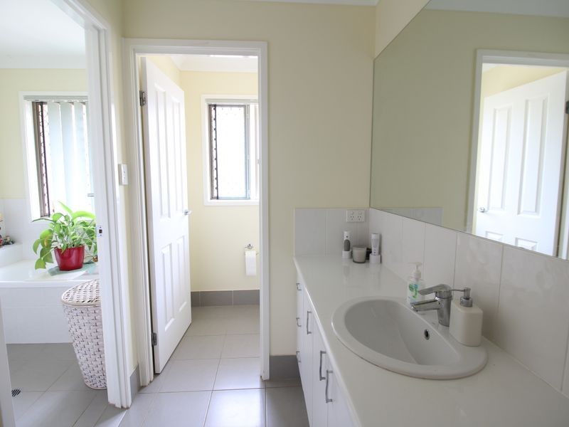 31 Windsor Drive, Mount Hallen QLD 4312