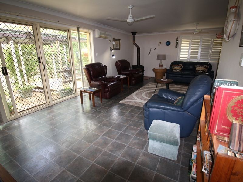 42 Buckingham Court, Mount Hallen QLD 4312