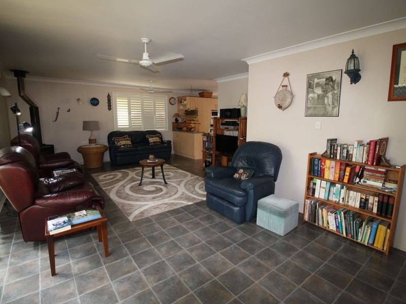 42 Buckingham Court, Mount Hallen QLD 4312