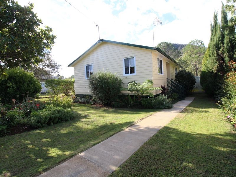 15 Russell Street, Esk QLD 4312