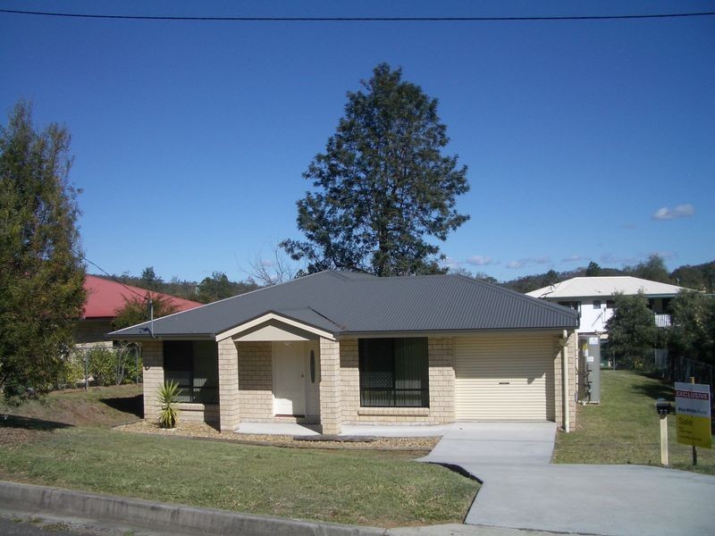 77 Middle Street, Esk QLD 4312