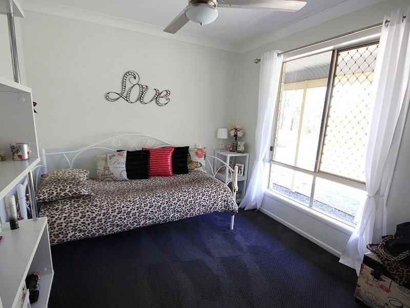 124 Cambridge Drive, Mount Hallen QLD 4312