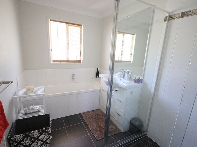 124 Cambridge Drive, Mount Hallen QLD 4312