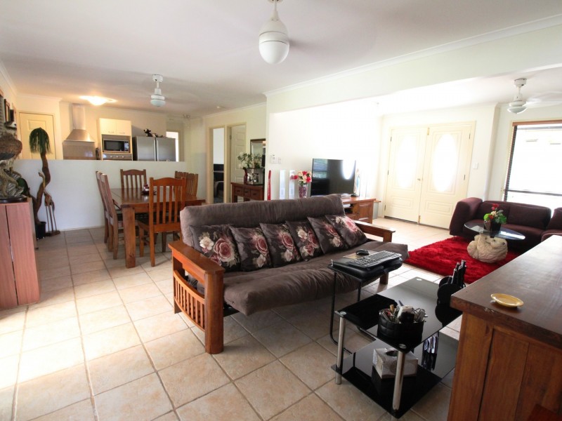 52 Buckingham Court, Mount Hallen QLD 4312