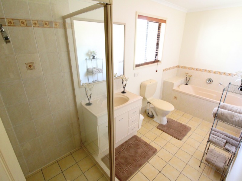 52 Buckingham Court, Mount Hallen QLD 4312