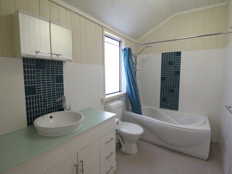 9 Edward Street, Somerset Dam QLD 4312