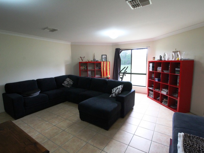 6 York Court, Mount Hallen QLD 4312