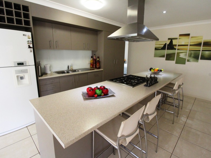 235 Edinburgh Drive, Mount Hallen QLD 4312