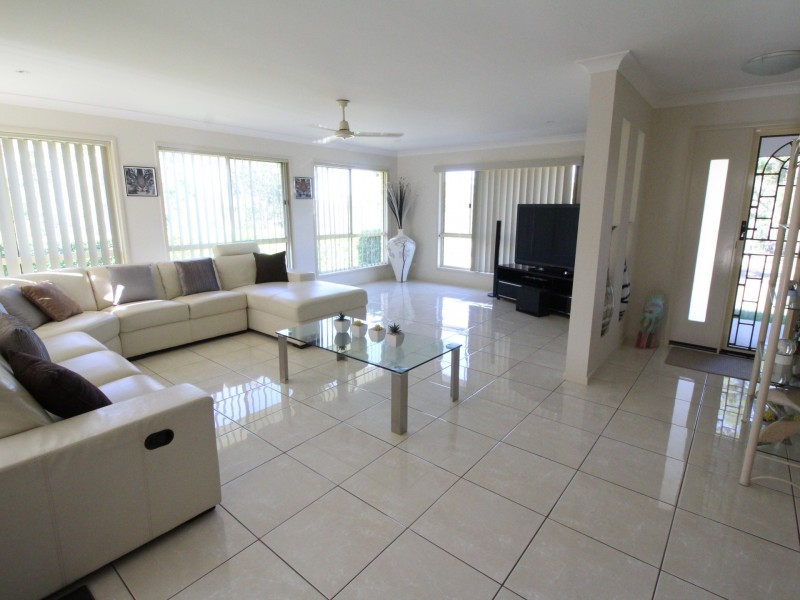 235 Edinburgh Drive, Mount Hallen QLD 4312