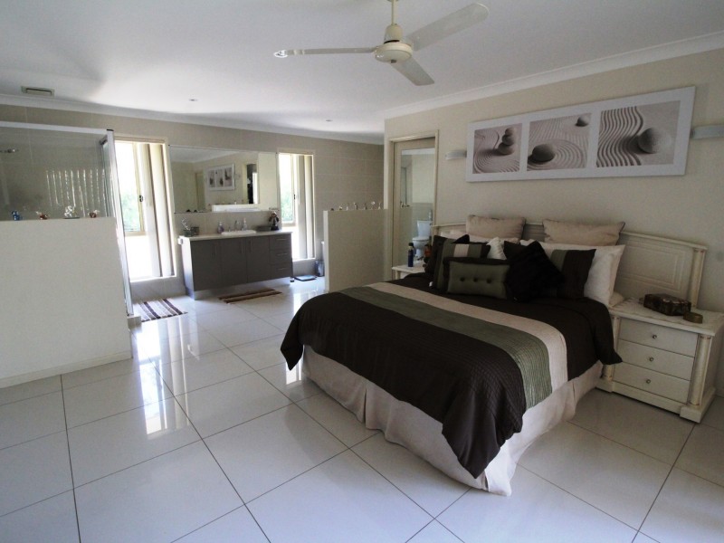 235 Edinburgh Drive, Mount Hallen QLD 4312