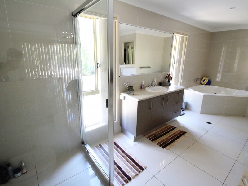 235 Edinburgh Drive, Mount Hallen QLD 4312