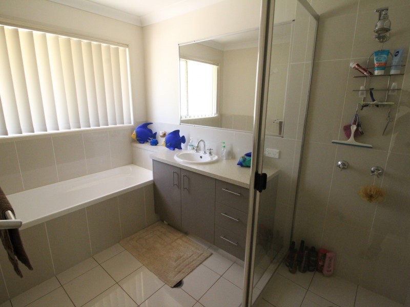 235 Edinburgh Drive, Mount Hallen QLD 4312