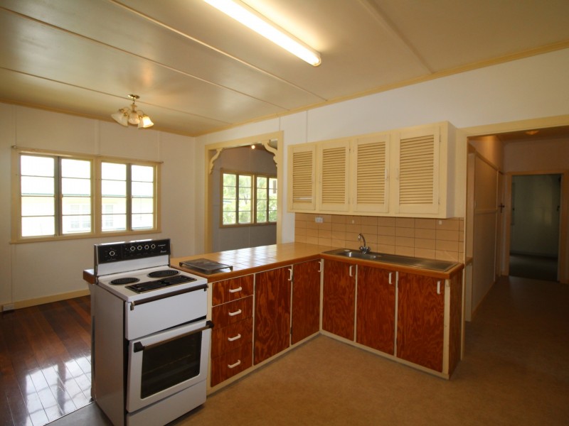 13 Down Street, Esk QLD 4312