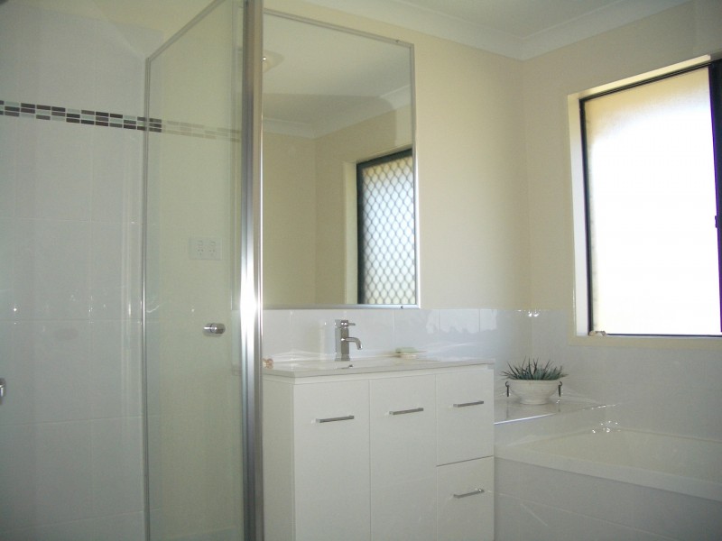 77 Middle Street, Esk QLD 4312