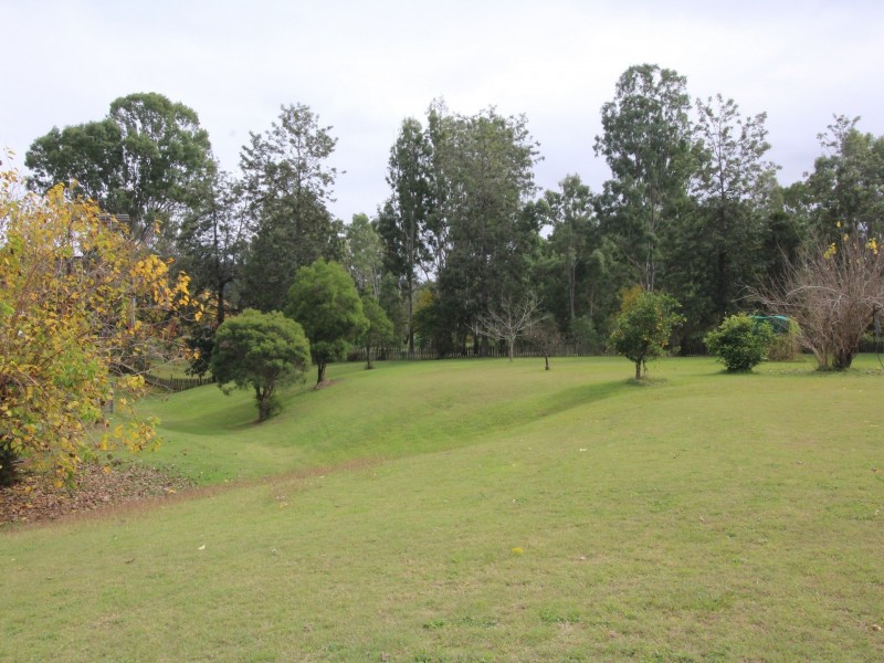 27 Francis Terrace, Esk QLD 4312