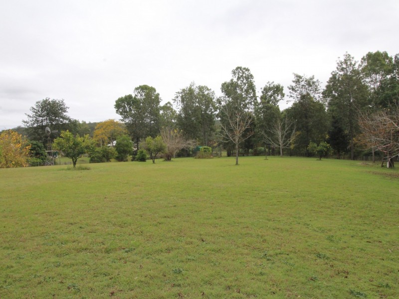 27 Francis Terrace, Esk QLD 4312