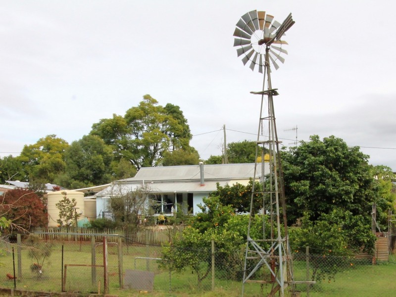 27 Francis Terrace, Esk QLD 4312